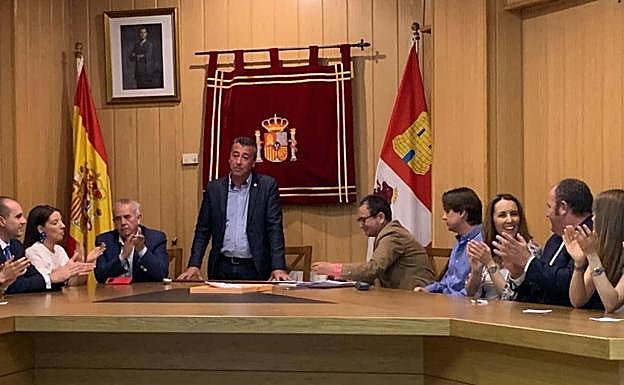 El alcalde de Aldeamayor de San Martín, Fernando de la Cal, durante la toma de posesión como alcalde el pasado 15 de junio. 