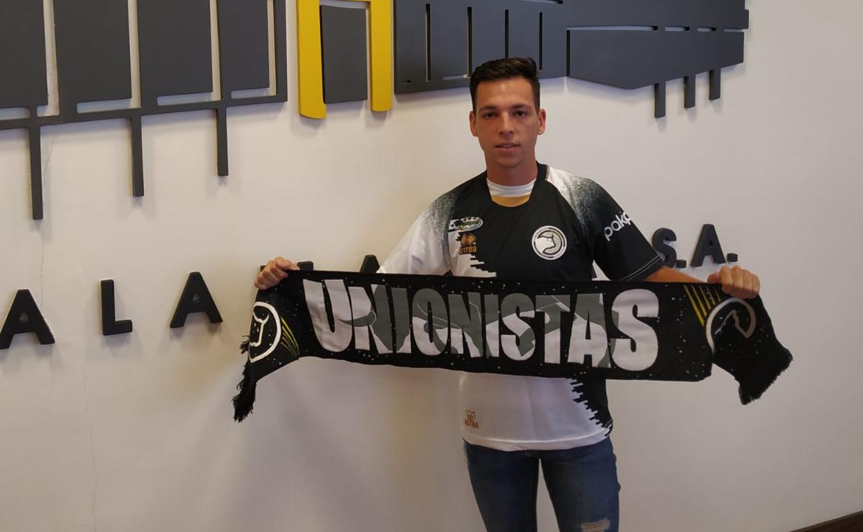Álvaro Romero en su presentación con Unionistas en las instalaciones de Renault Salamanca. 