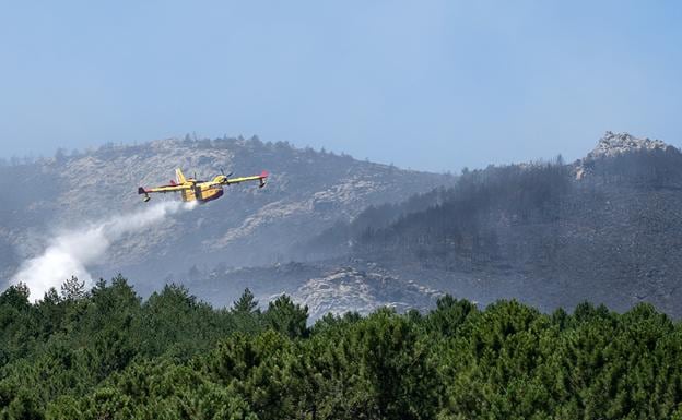 Medios aéreos sofocan el incendio de Sotillo de la Adrada (Ávila) 