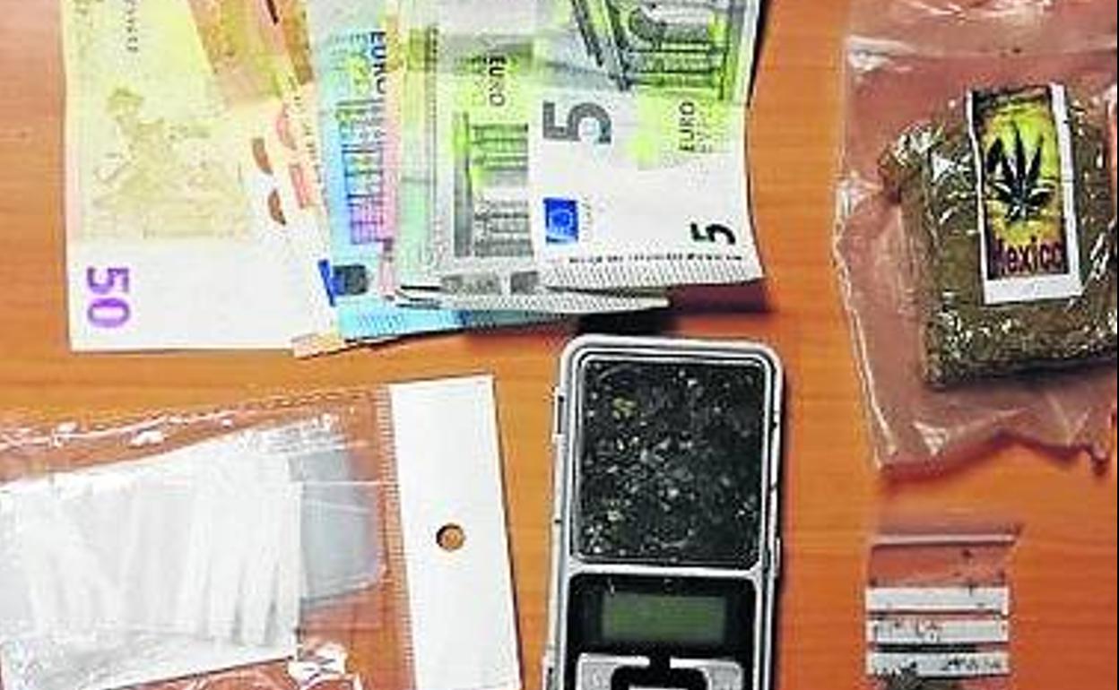 Droga, dinero y bolsas intervenidas.