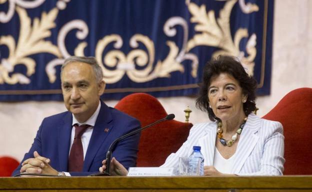 El rector de la UVa, Antonio Largo, junto a la ministra de Educación, Isabel Celaá. 