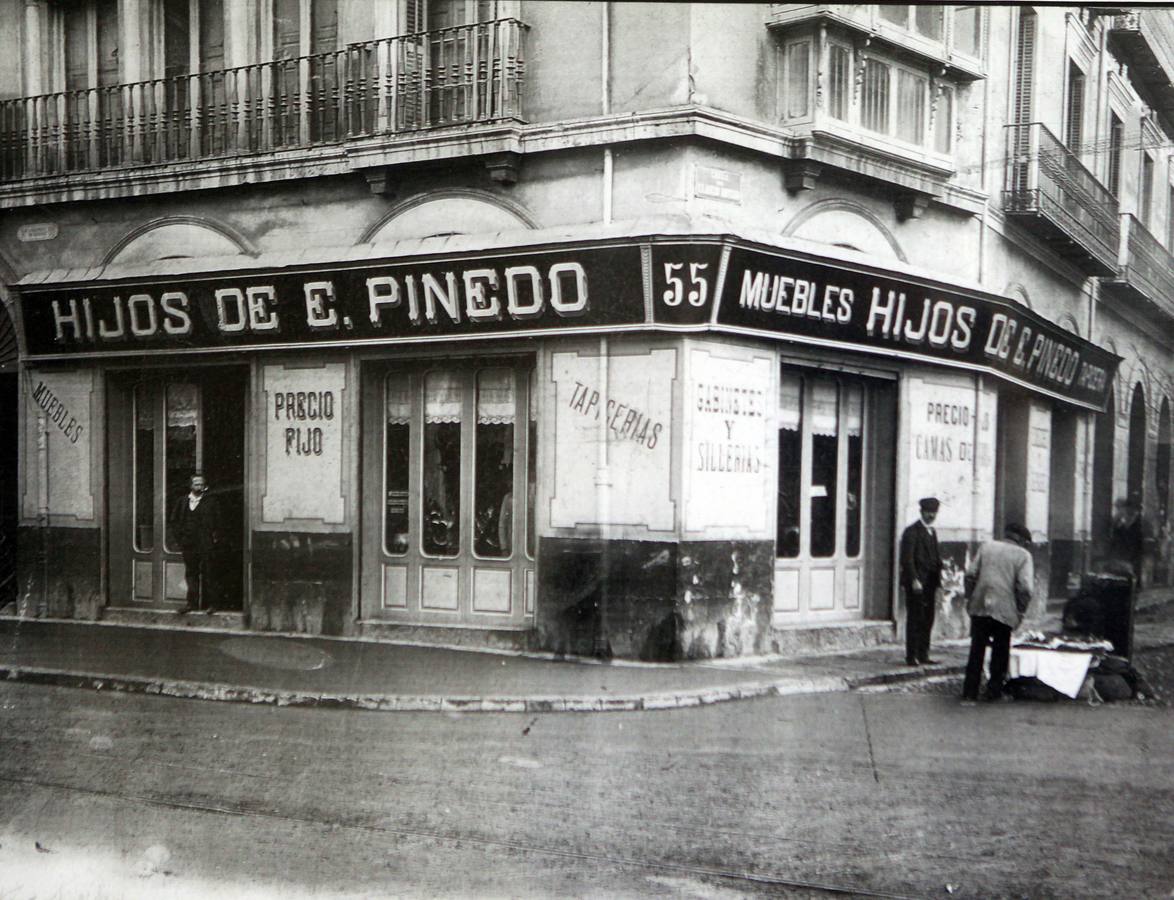 Fachada de la tienda de muebles Pinedo en el cruce de Santiago con Claudio Moyano hacia 1930.