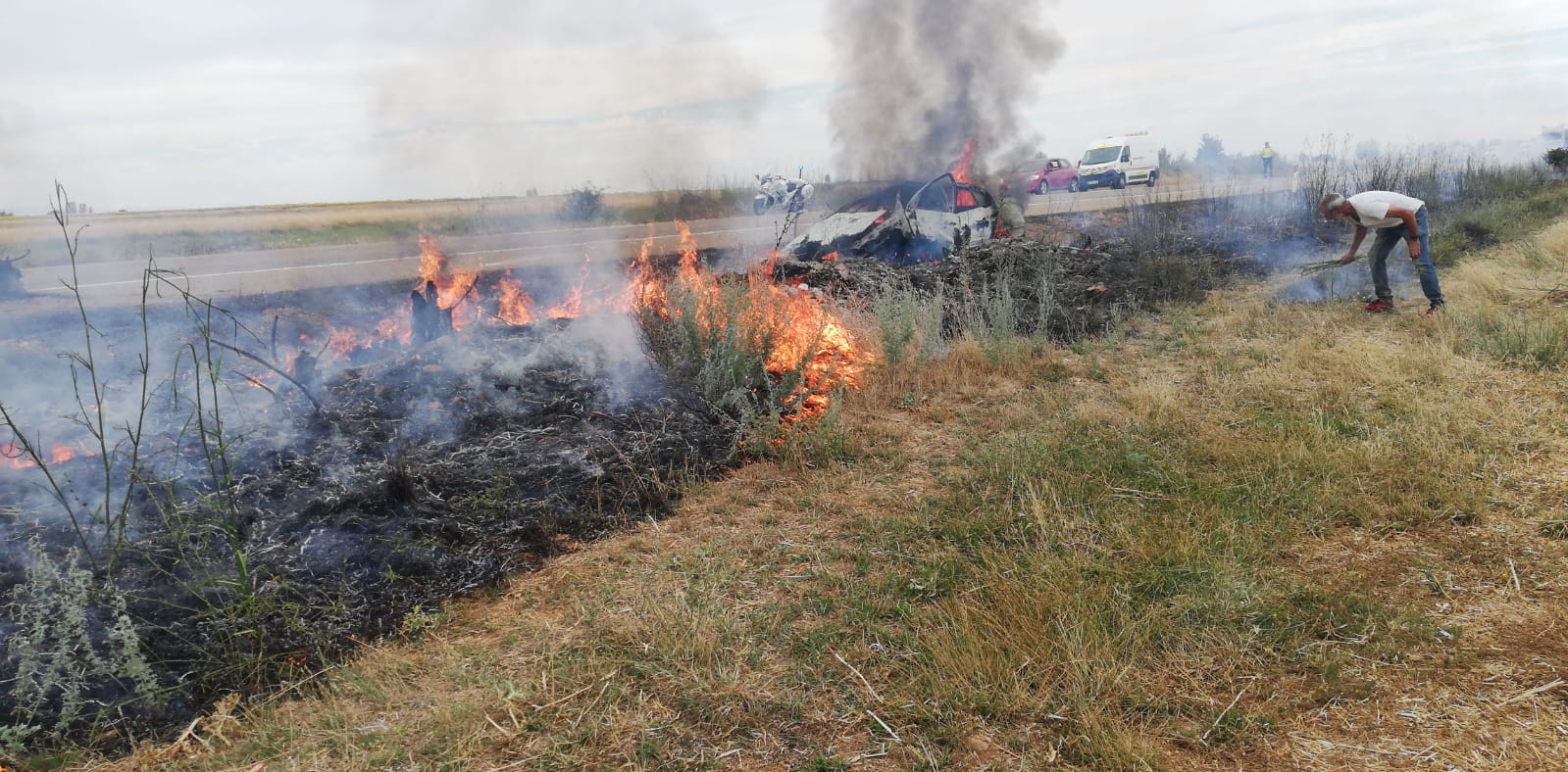 Fotos: El fuego devora un vehículo tras una salida de vía en la N-601 y su conductor resultado herido