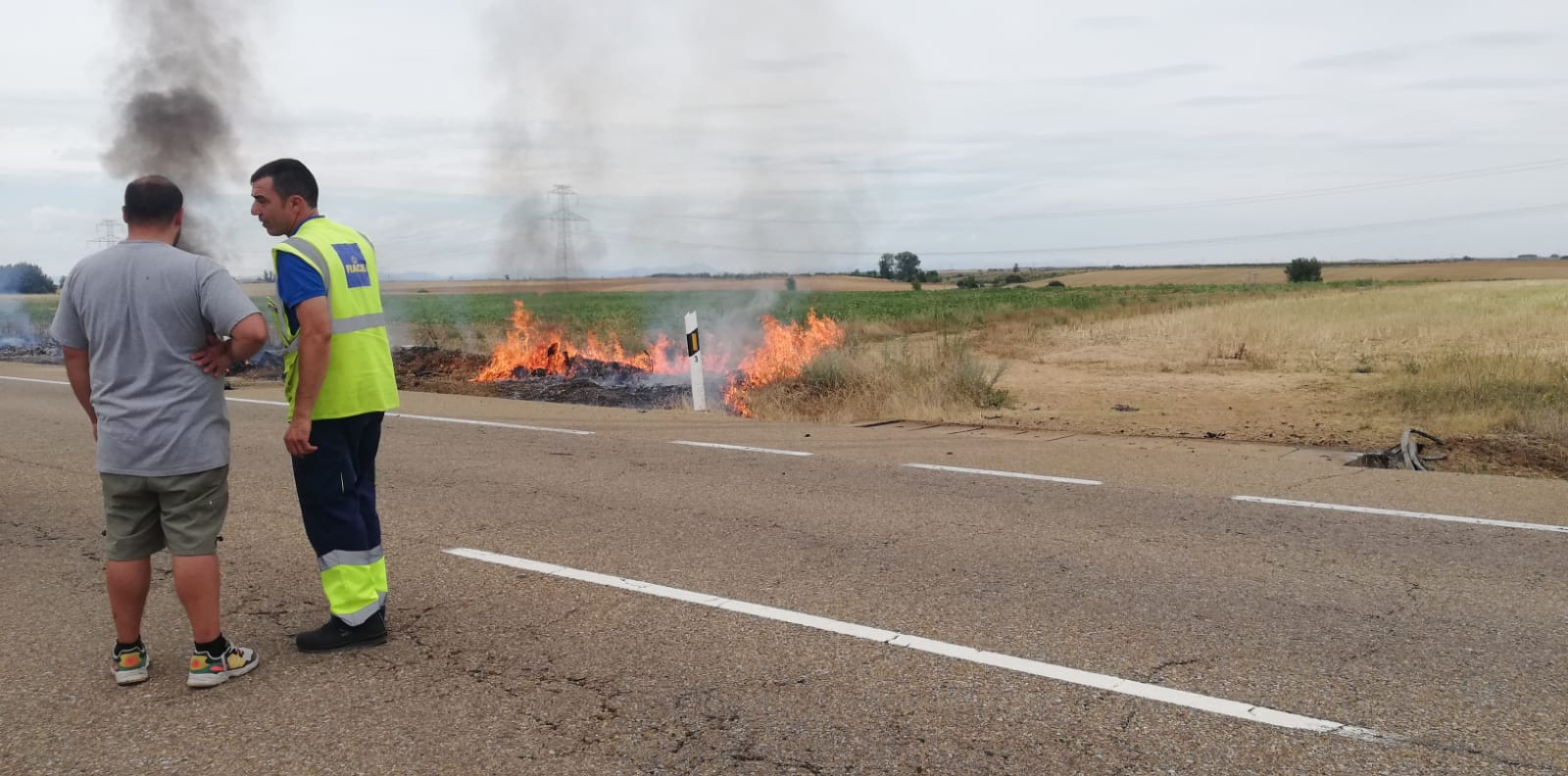 Fotos: El fuego devora un vehículo tras una salida de vía en la N-601 y su conductor resultado herido