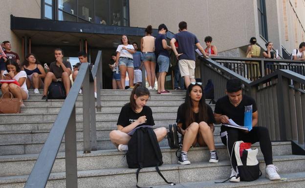 Futuros universitarios en la entrada del campus María Zambrano de la UVA en Segovia durante la pasada EBAU. 