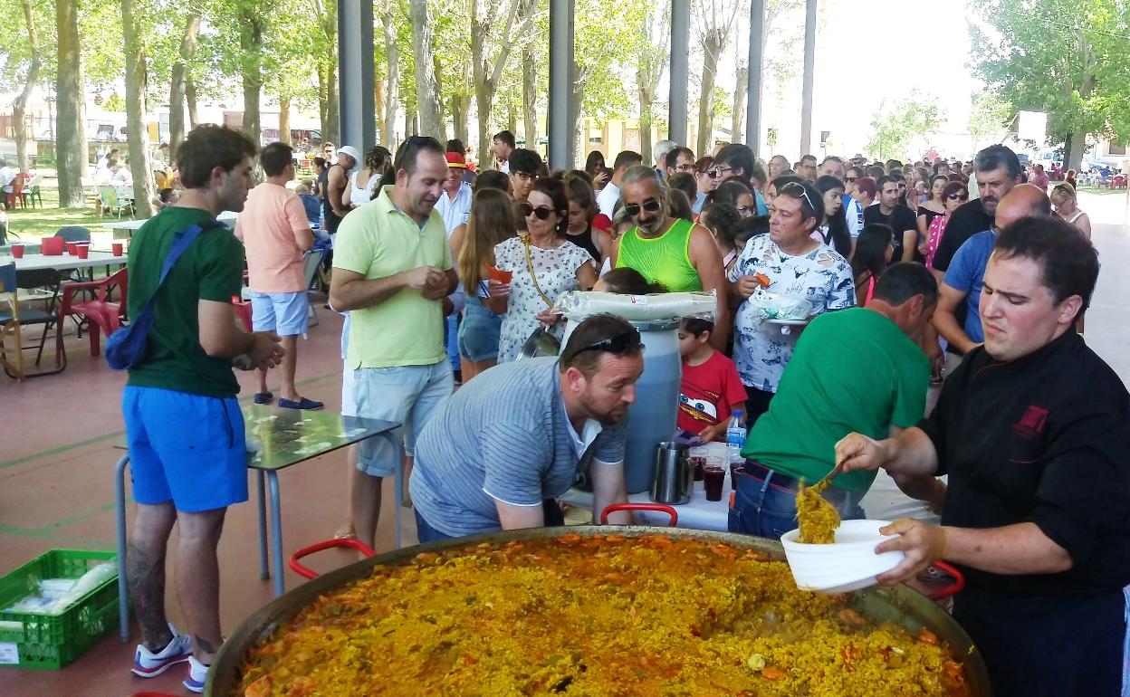 Un momento de la paella popular