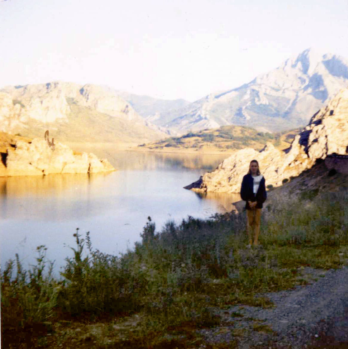 Imagen secundaria 1 - Arriba, con mis primas en una calle del pueblo. En la segunda foto, en el pantano del Porma. La última imagen es de mi abuelo Modesto, un gran pescador y una persona excepcional.