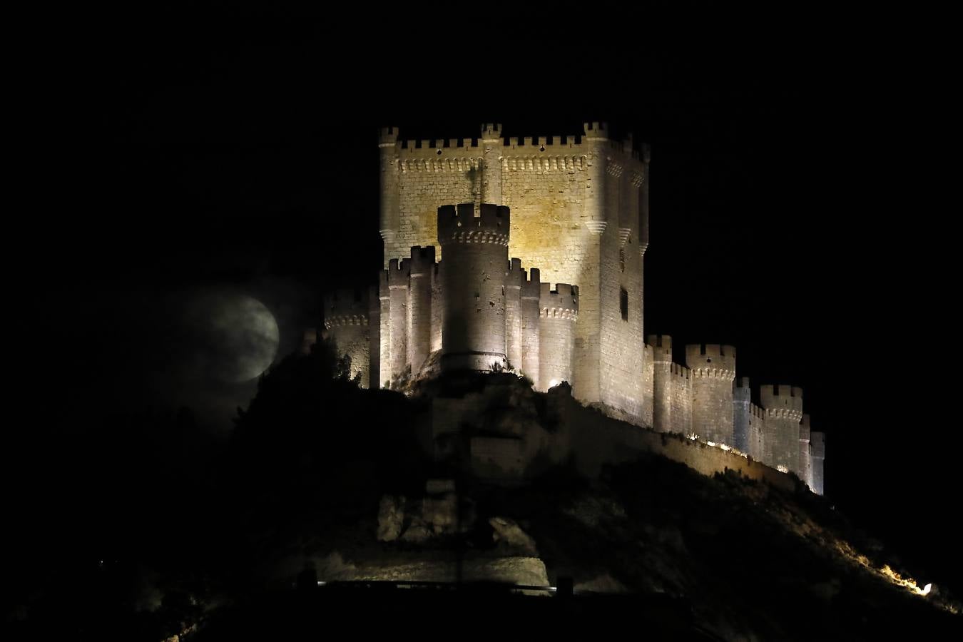 Secuencia de fotos del eclipse de luna que se ha producido la noche del martes, entre las 22:30 y las 22:50 horas. El fenómeno se ha podido ver sobre el Castillo de Peñafiel a intervalos debido a las nubes