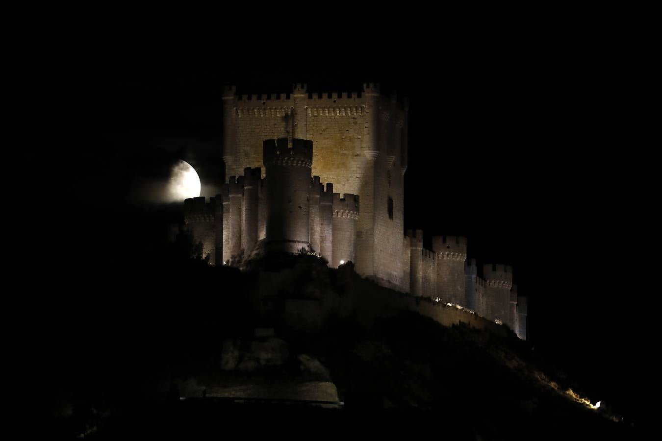 Secuencia de fotos del eclipse de luna que se ha producido la noche del martes, entre las 22:30 y las 22:50 horas. El fenómeno se ha podido ver sobre el Castillo de Peñafiel a intervalos debido a las nubes