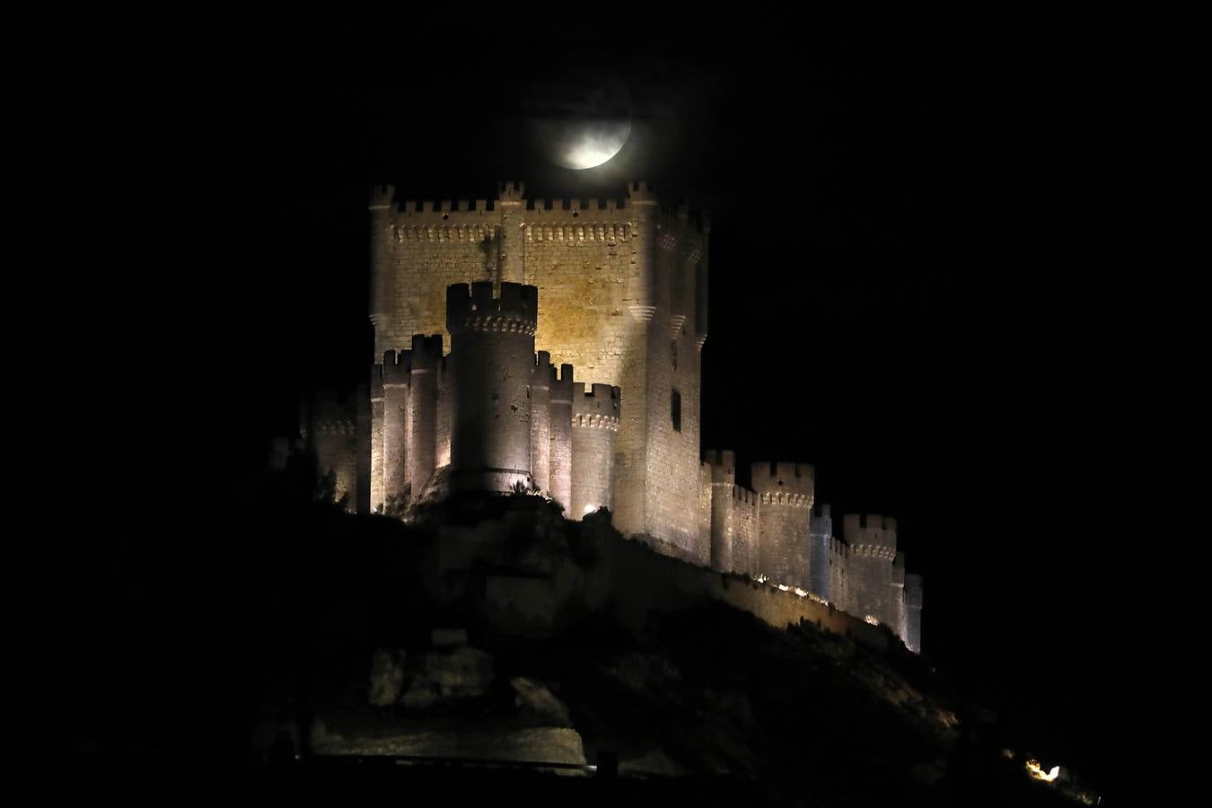 Secuencia de fotos del eclipse de luna que se ha producido la noche del martes, entre las 22:30 y las 22:50 horas. El fenómeno se ha podido ver sobre el Castillo de Peñafiel a intervalos debido a las nubes