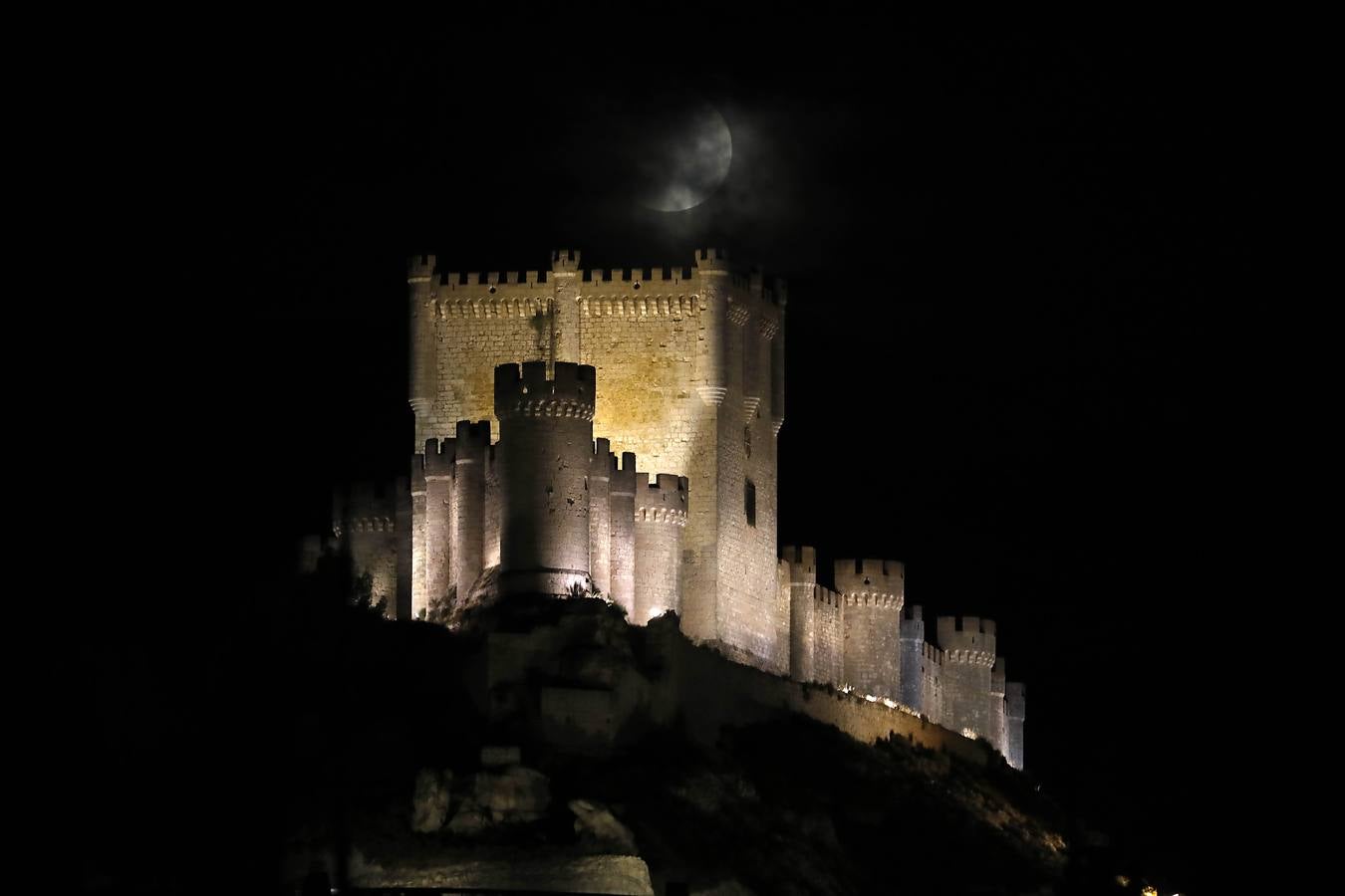 Secuencia de fotos del eclipse de luna que se ha producido la noche del martes, entre las 22:30 y las 22:50 horas. El fenómeno se ha podido ver sobre el Castillo de Peñafiel a intervalos debido a las nubes