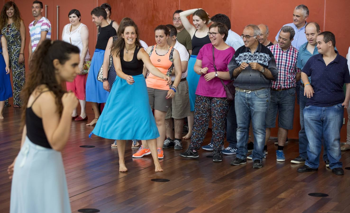 Treinta músicos del Proyecto Ibérico Orquestal ensayan en el Auditorio Miguel Delibes ante un centenar de jóvenes de la Fundación Personas