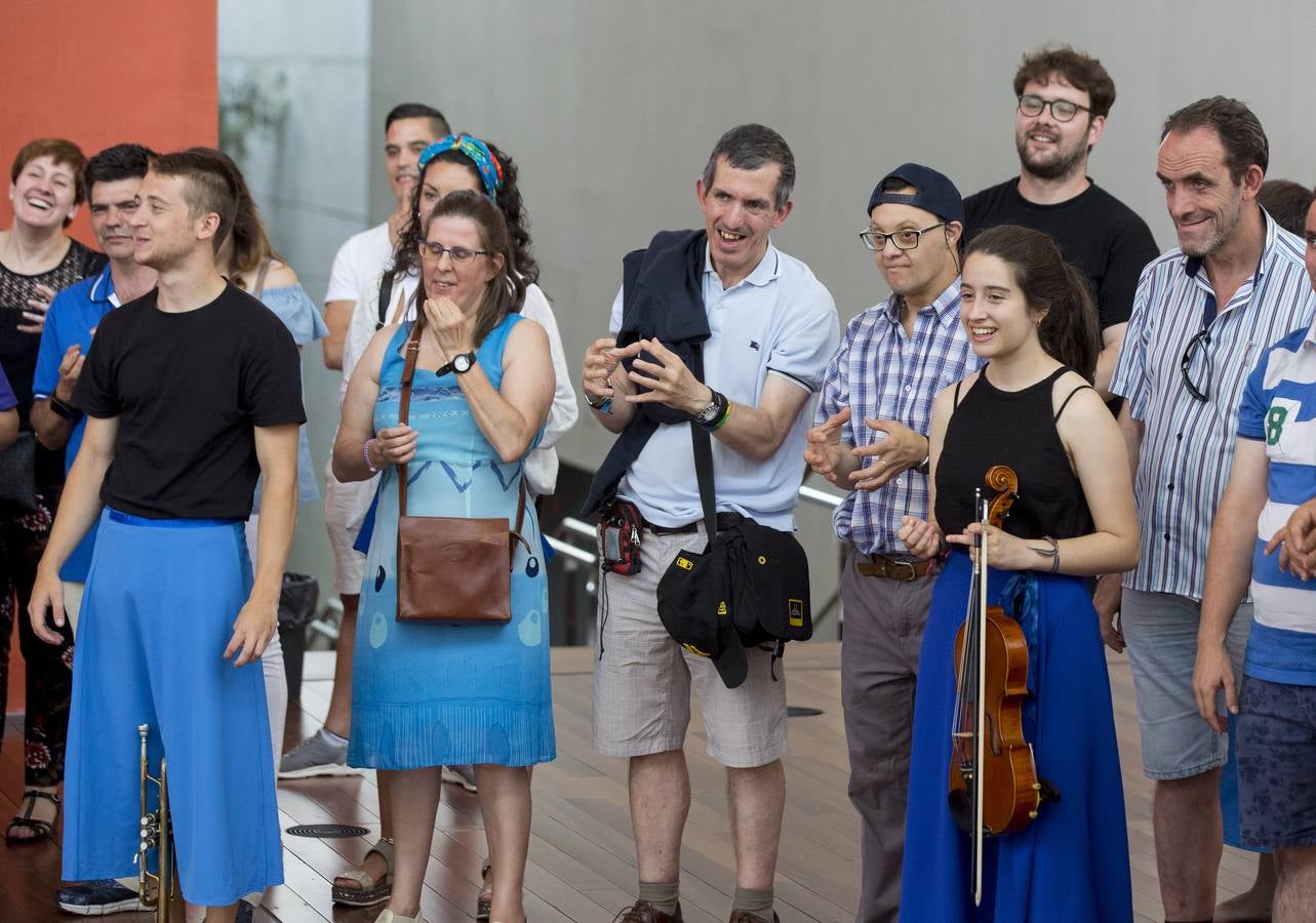 Treinta músicos del Proyecto Ibérico Orquestal ensayan en el Auditorio Miguel Delibes ante un centenar de jóvenes de la Fundación Personas