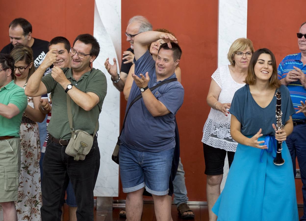 Treinta músicos del Proyecto Ibérico Orquestal ensayan en el Auditorio Miguel Delibes ante un centenar de jóvenes de la Fundación Personas