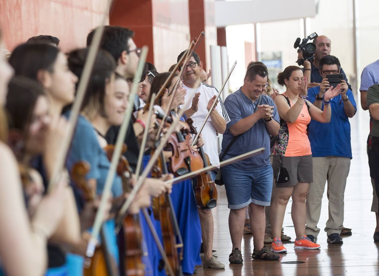 Treinta músicos del Proyecto Ibérico Orquestal ensayan en el Auditorio Miguel Delibes ante un centenar de jóvenes de la Fundación Personas
