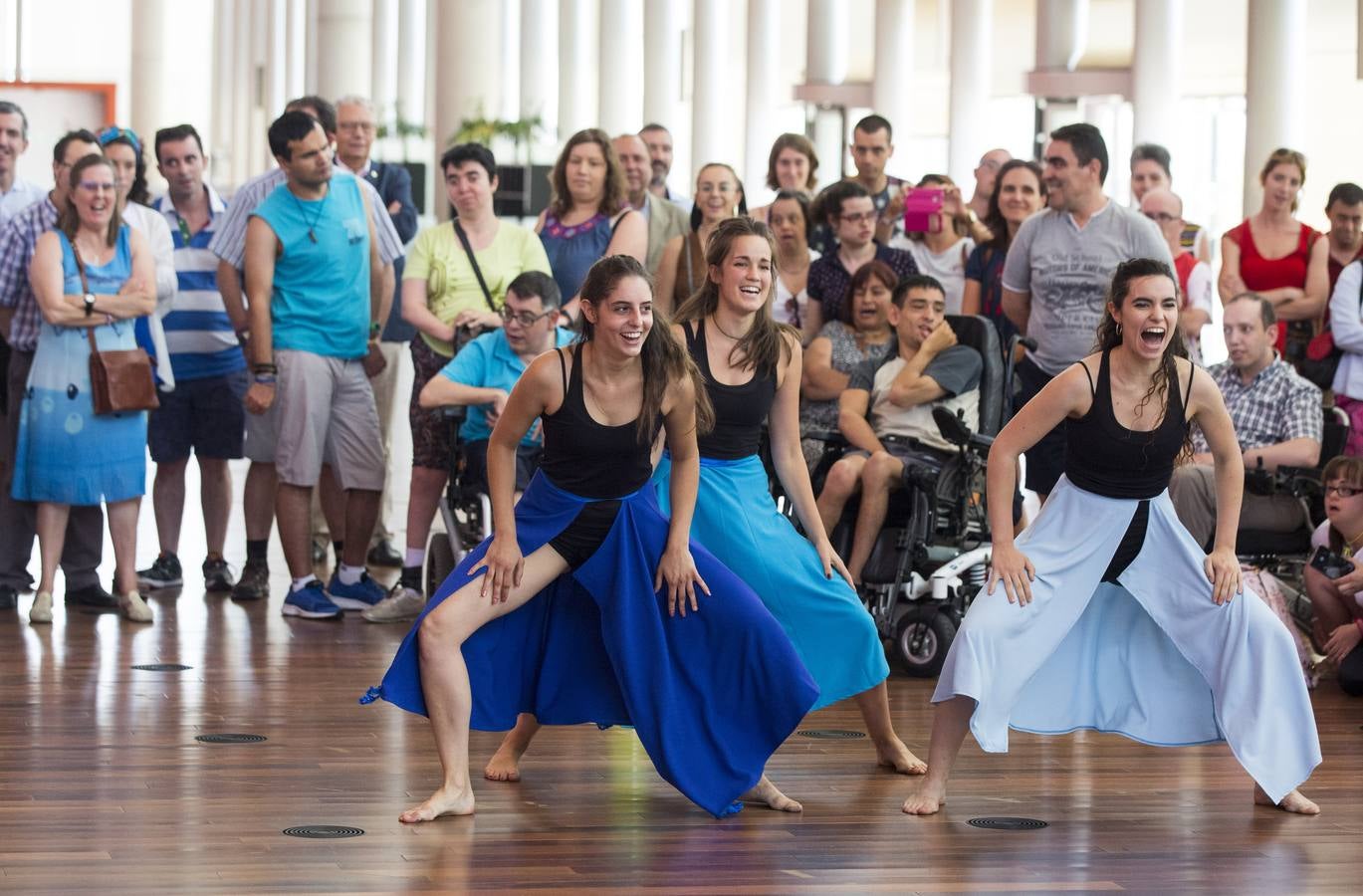Treinta músicos del Proyecto Ibérico Orquestal ensayan en el Auditorio Miguel Delibes ante un centenar de jóvenes de la Fundación Personas