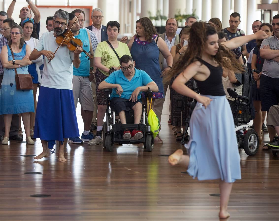 Treinta músicos del Proyecto Ibérico Orquestal ensayan en el Auditorio Miguel Delibes ante un centenar de jóvenes de la Fundación Personas