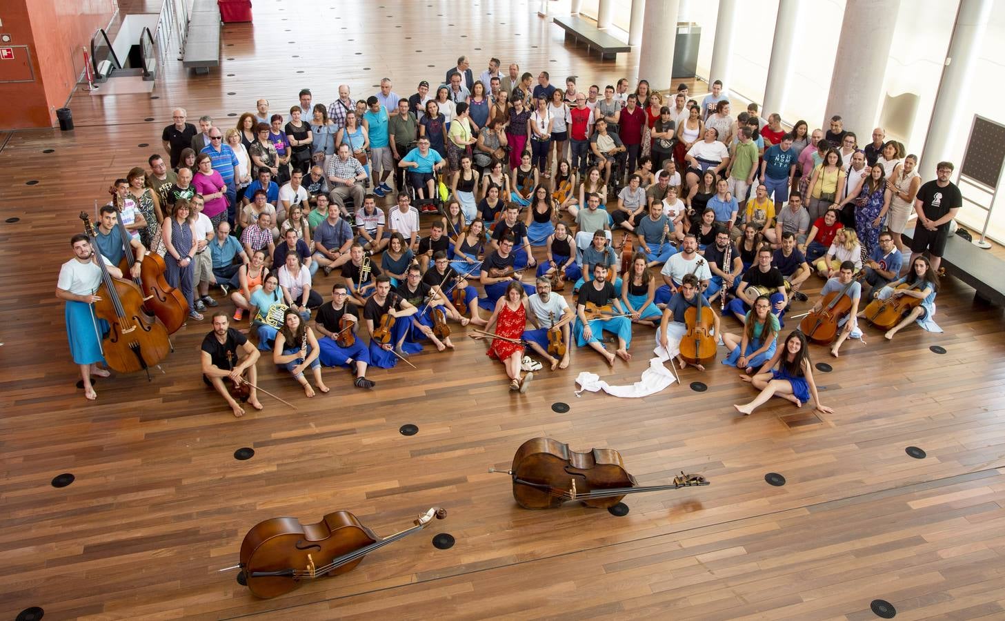 Treinta músicos del Proyecto Ibérico Orquestal ensayan en el Auditorio Miguel Delibes ante un centenar de jóvenes de la Fundación Personas