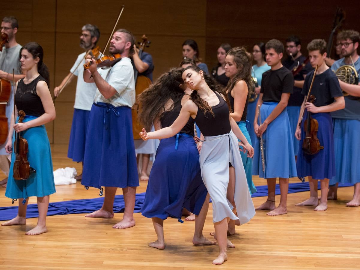 Treinta músicos del Proyecto Ibérico Orquestal ensayan en el Auditorio Miguel Delibes ante un centenar de jóvenes de la Fundación Personas