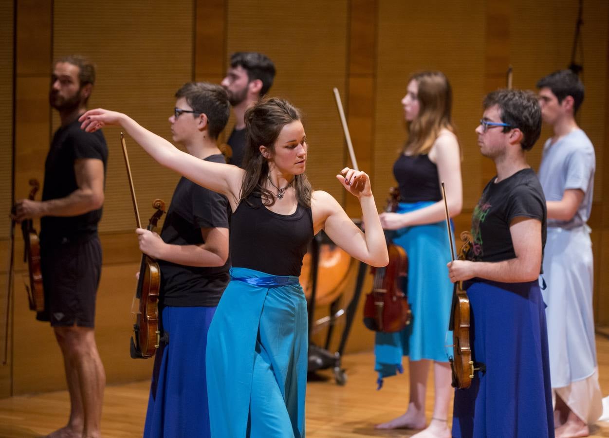 Treinta músicos del Proyecto Ibérico Orquestal ensayan en el Auditorio Miguel Delibes ante un centenar de jóvenes de la Fundación Personas