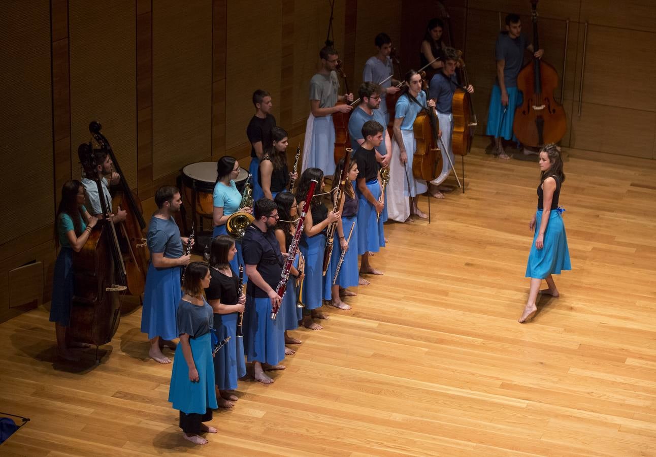 Treinta músicos del Proyecto Ibérico Orquestal ensayan en el Auditorio Miguel Delibes ante un centenar de jóvenes de la Fundación Personas