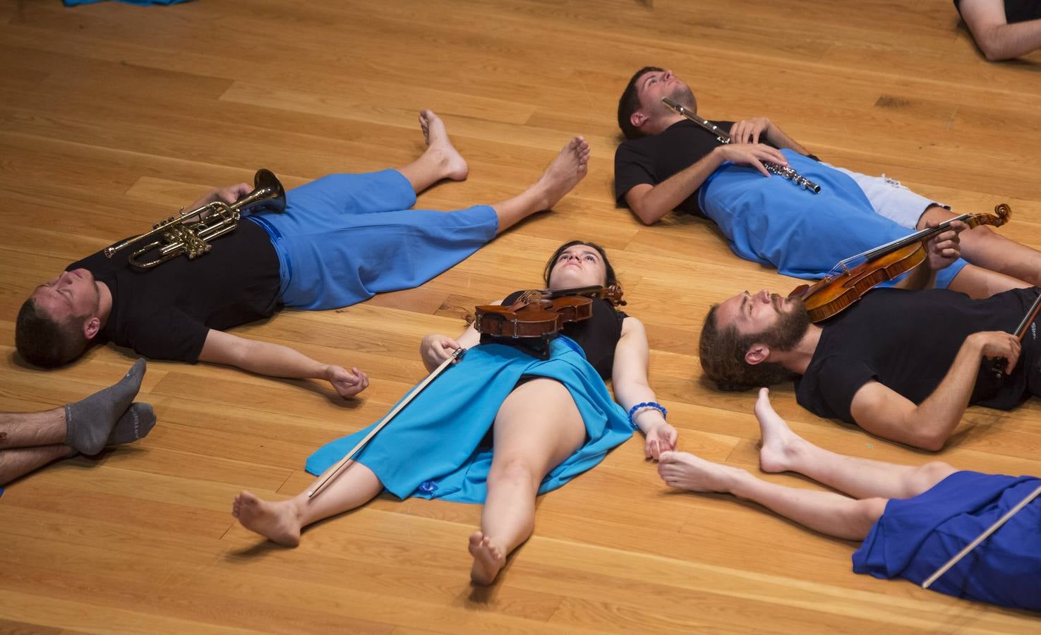 Treinta músicos del Proyecto Ibérico Orquestal ensayan en el Auditorio Miguel Delibes ante un centenar de jóvenes de la Fundación Personas