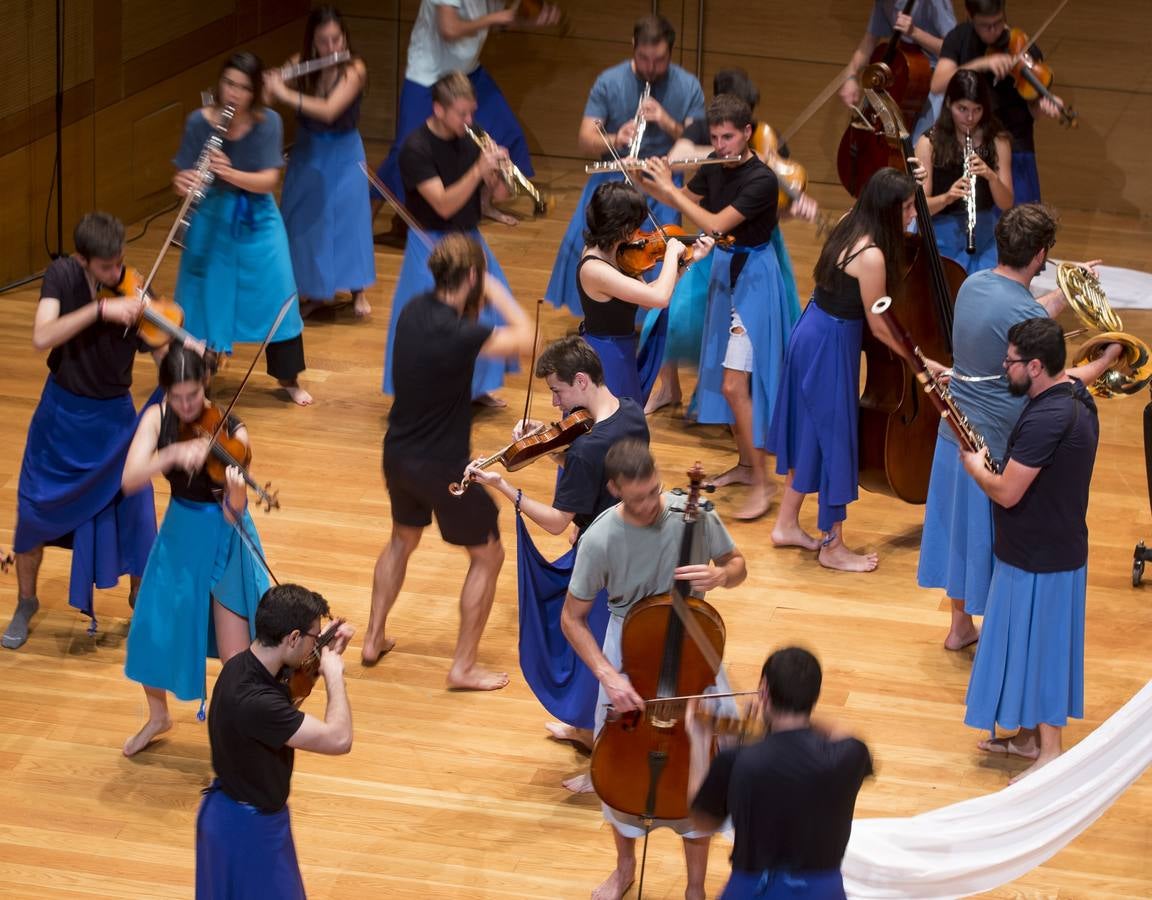 Treinta músicos del Proyecto Ibérico Orquestal ensayan en el Auditorio Miguel Delibes ante un centenar de jóvenes de la Fundación Personas