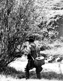 Imagen secundaria 2 - Arriba, con mis primas en una calle del pueblo. En la segunda foto, en el pantano del Porma. La última imagen es de mi abuelo Modesto, un gran pescador y una persona excepcional.