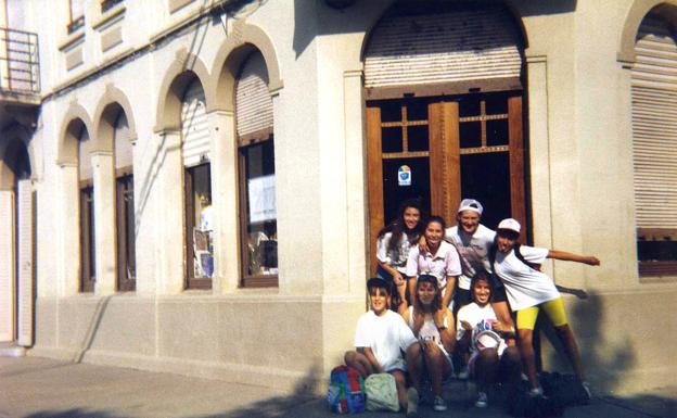 Imagen principal - Arriba, con mis primas en una calle del pueblo. En la segunda foto, en el pantano del Porma. La última imagen es de mi abuelo Modesto, un gran pescador y una persona excepcional.