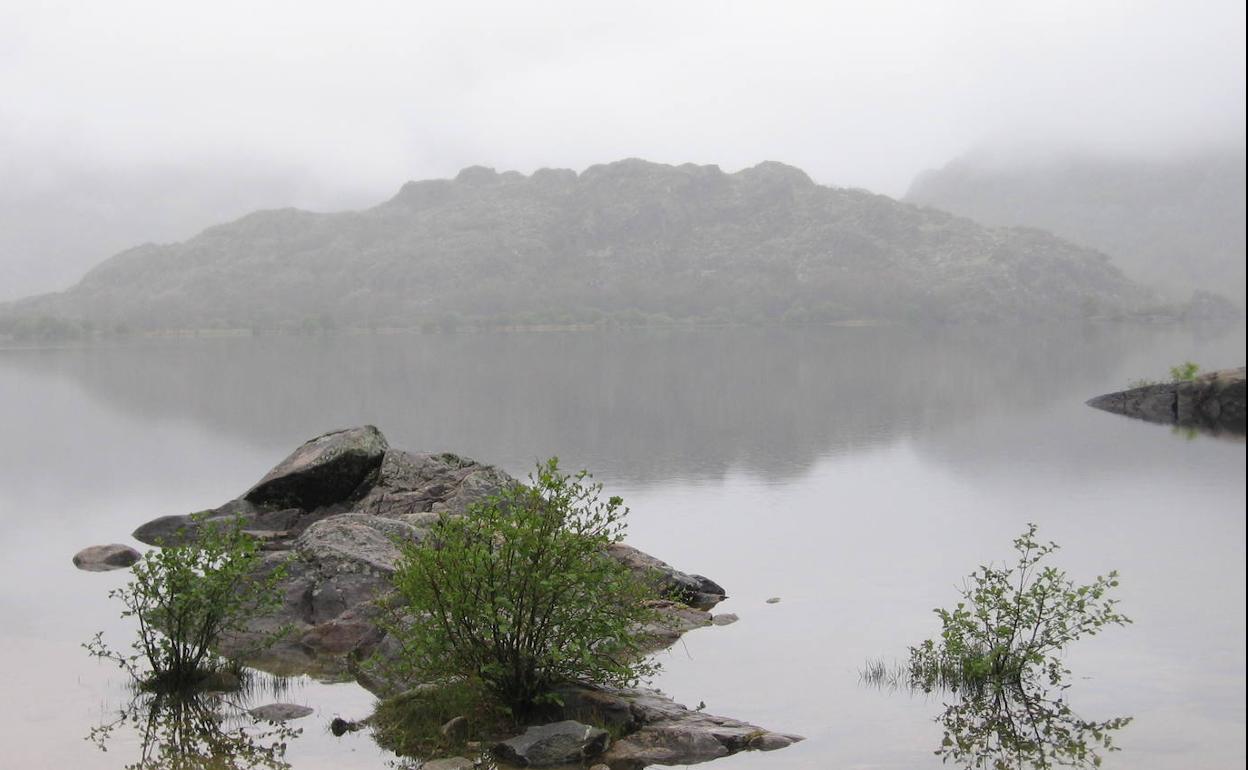 Una de las zonas menos conocidas del Lago de Sanabria, en una jornada de niebla. 