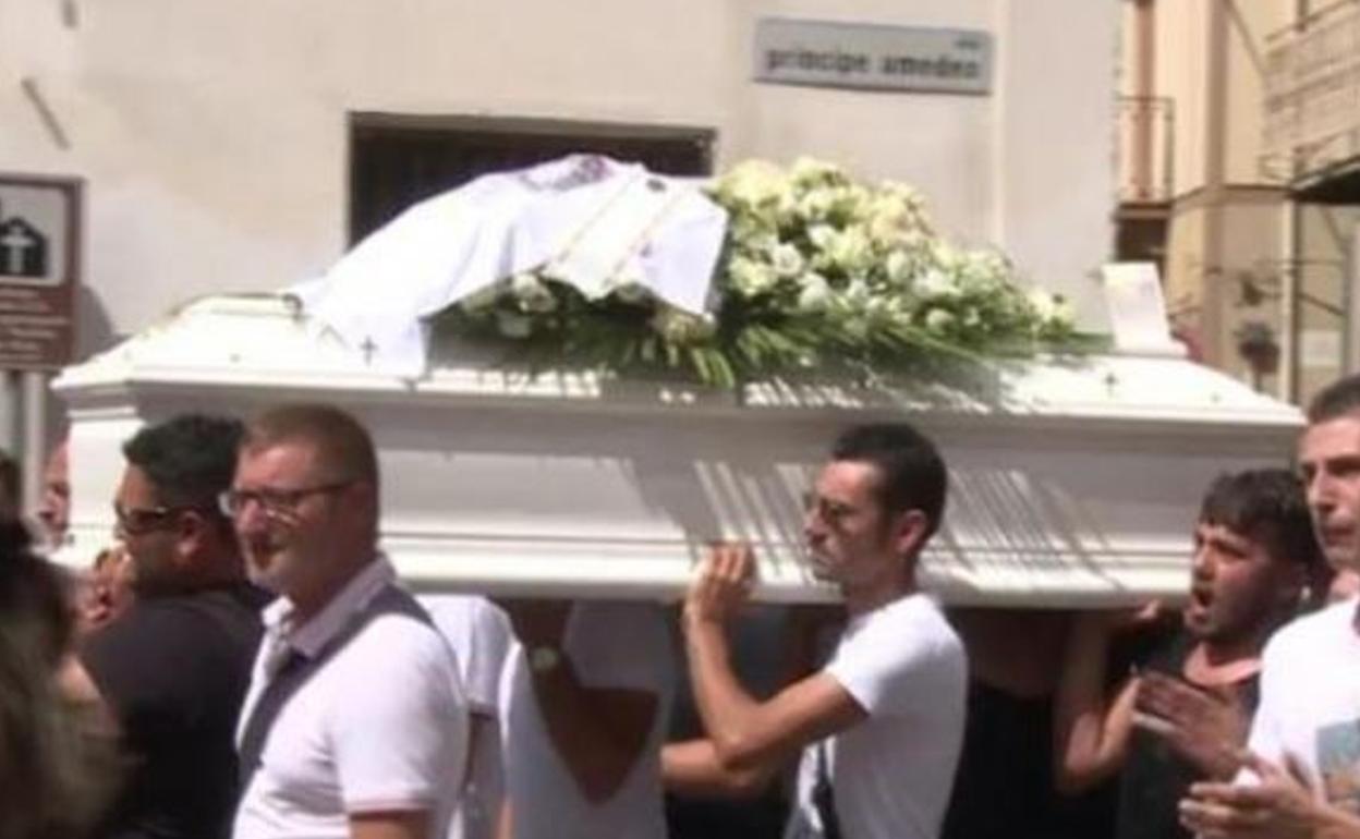 Funeral en Partinico (Sicilia, Italia) del niño de 13 años muerto. 