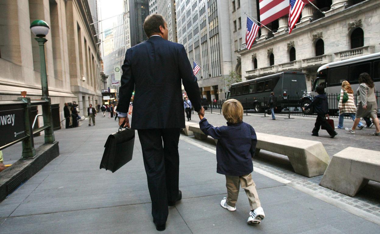 Un niño de la mano de su padre por las calles de Nueva York