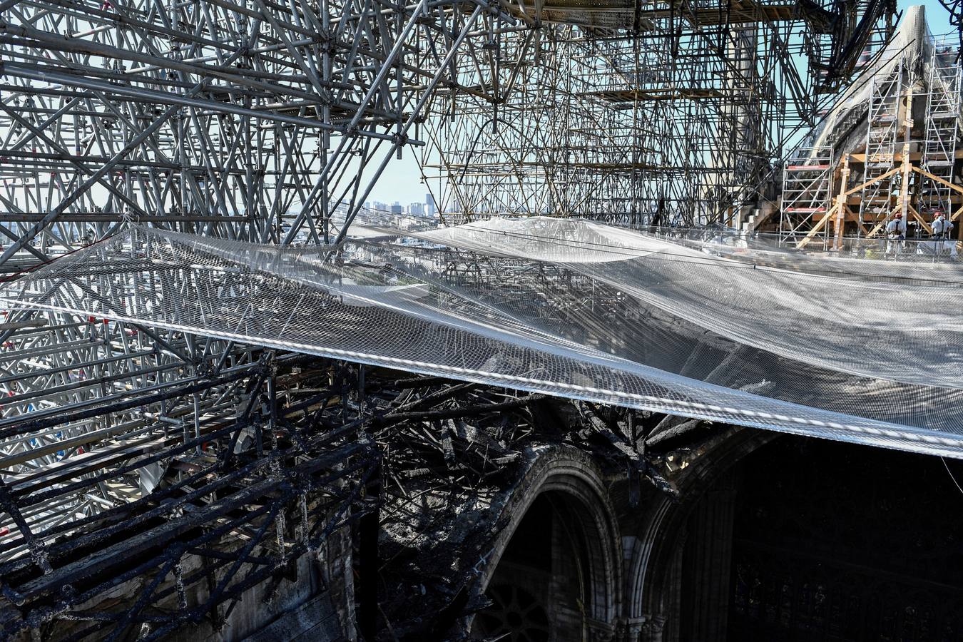 Han pasado tres meses del devastador incendio que en abril arrasaba parte de la cubierta de la catedral parisina y destruía su icónica aguja | Las obras de restauración deberán concluir en un plazo de cinco años, aunque, de momento, las tareas se centran en limpiar y consolidar la estructura