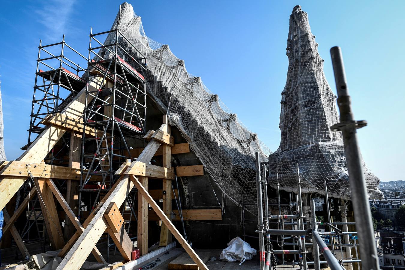 Han pasado tres meses del devastador incendio que en abril arrasaba parte de la cubierta de la catedral parisina y destruía su icónica aguja | Las obras de restauración deberán concluir en un plazo de cinco años, aunque, de momento, las tareas se centran en limpiar y consolidar la estructura