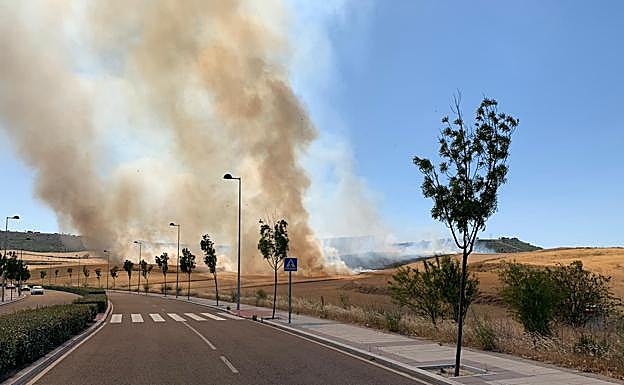 Imagen principal - Imágenes del incendio producido a la altura de Río Shopping.