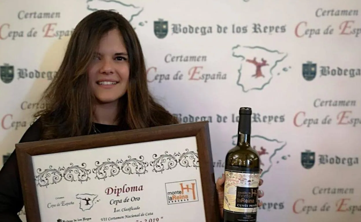 La directora comercial de Bodegas Monte la Reina, Teresa Folgado, recogió el premio. 