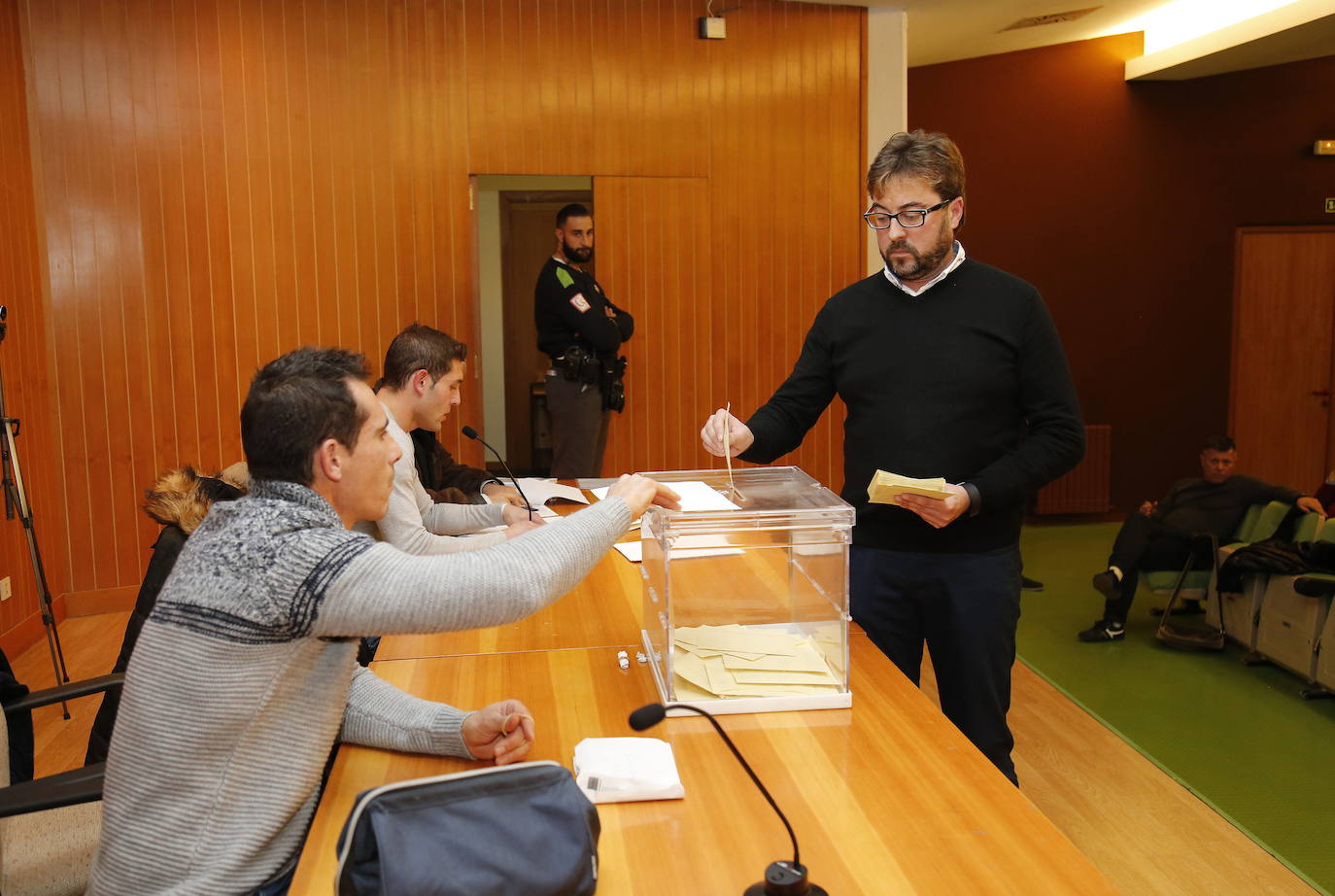 Javier Rodríguez vota en la asamblea por la conversión en SAD del Deportivo Palencia. 