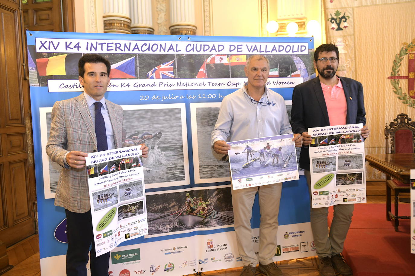 Alfonso Lahuerta, Narciso Suárez y Alberto Bustos posan durante la presentación del XIV K-4 Internacional ciudad de Valladolid. 