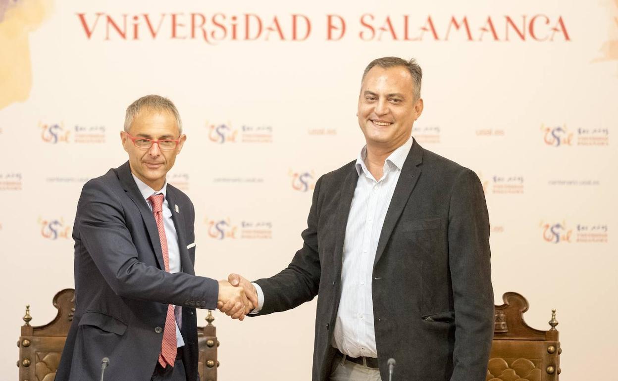 El rector de la Universidad de Salamanca y el presidente de la Federación Aspace. 