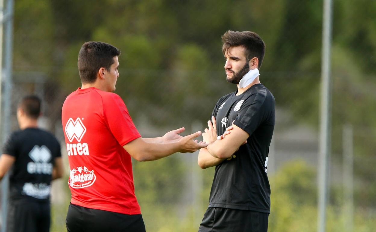 Javi Hernández (derecha), en un entrenamiento.