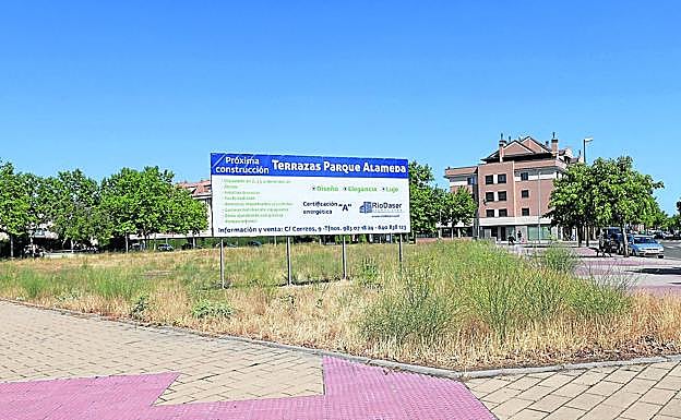 Cartel que ha colocado por la promotora riojana para iniciar la comercialización de las viviendas en el solar. 