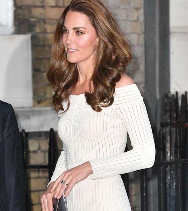 Kate Middleton con un favorecedor look blanco.