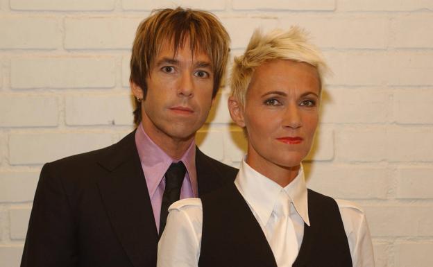 Imagen principal - Arriba: Marie Fredriksson y Per Gessle, componentes del grupo de música pop Roxette. Izquierda: Roxette durante un concierto en Colonia (Alemania) en 2015. Derecha: Marie Fredriksson durante un concierto en 1995.