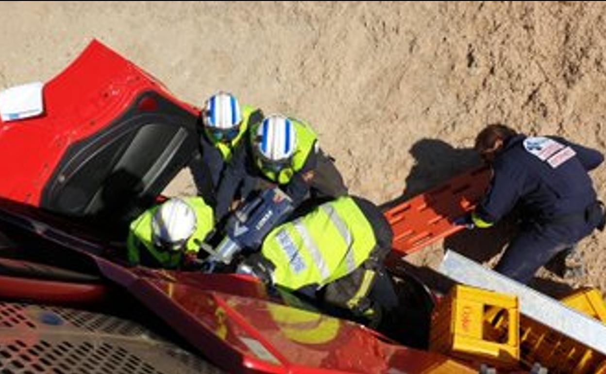 Los bomberos han excarcelado al accidentado, pero los servicios sanitarios no han podido hacer nada por salvarle la vida.