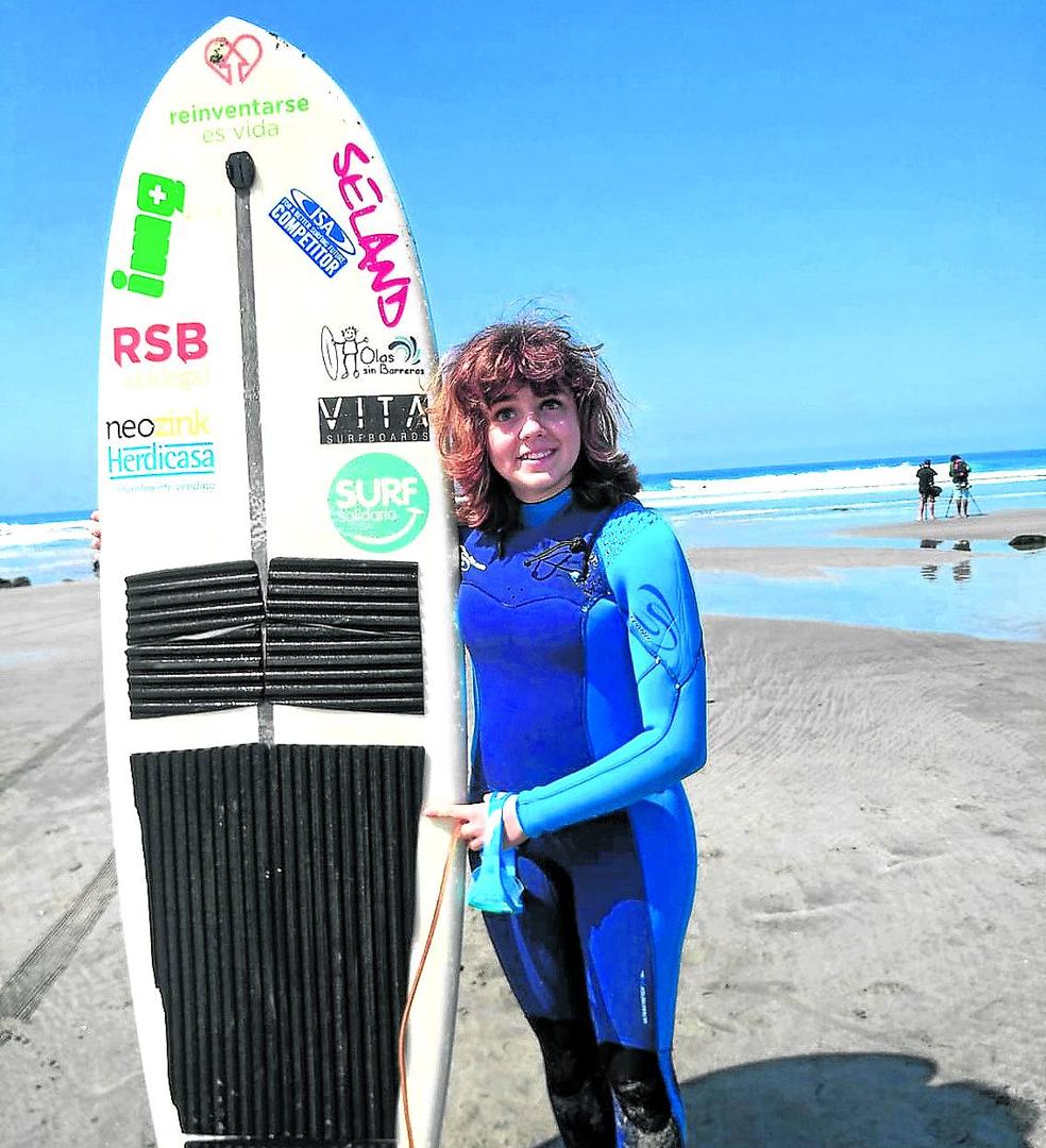 Carmen López surfea a diario en la playa asturiana de Las Salinas junto a su entrenador, Lucas García. 