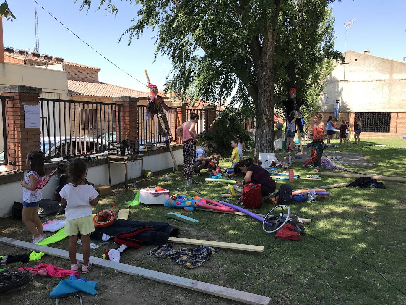 Más de 120 personas se dan cita en el albergue municipal de Serrada para dar vida a medio centenar de espántajaros que mantengan viva una de las principales leyendas de la localidad.