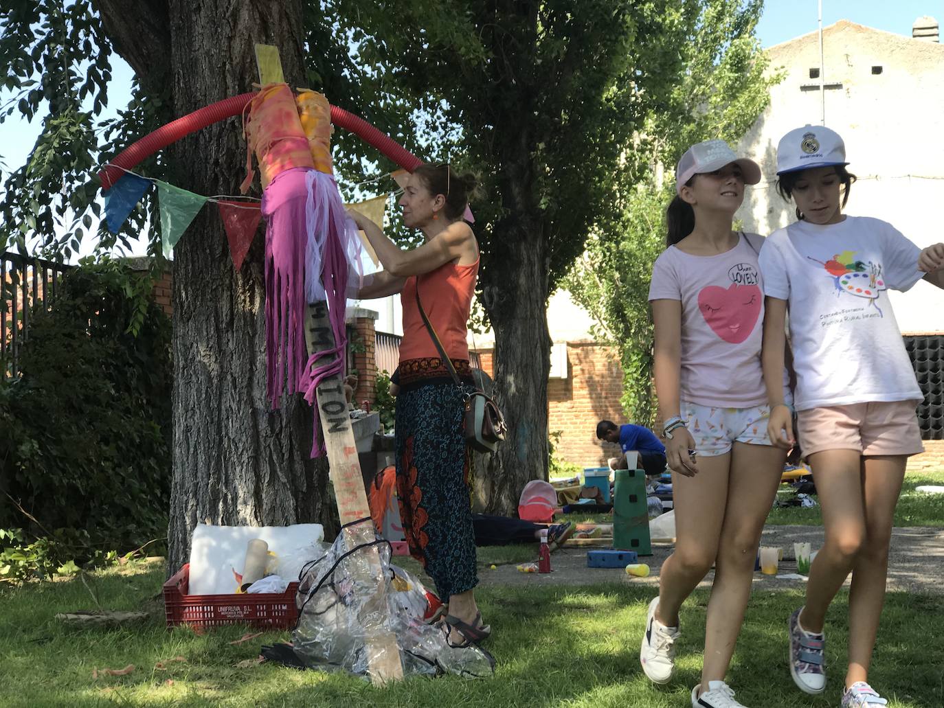 Más de 120 personas se dan cita en el albergue municipal de Serrada para dar vida a medio centenar de espántajaros que mantengan viva una de las principales leyendas de la localidad.