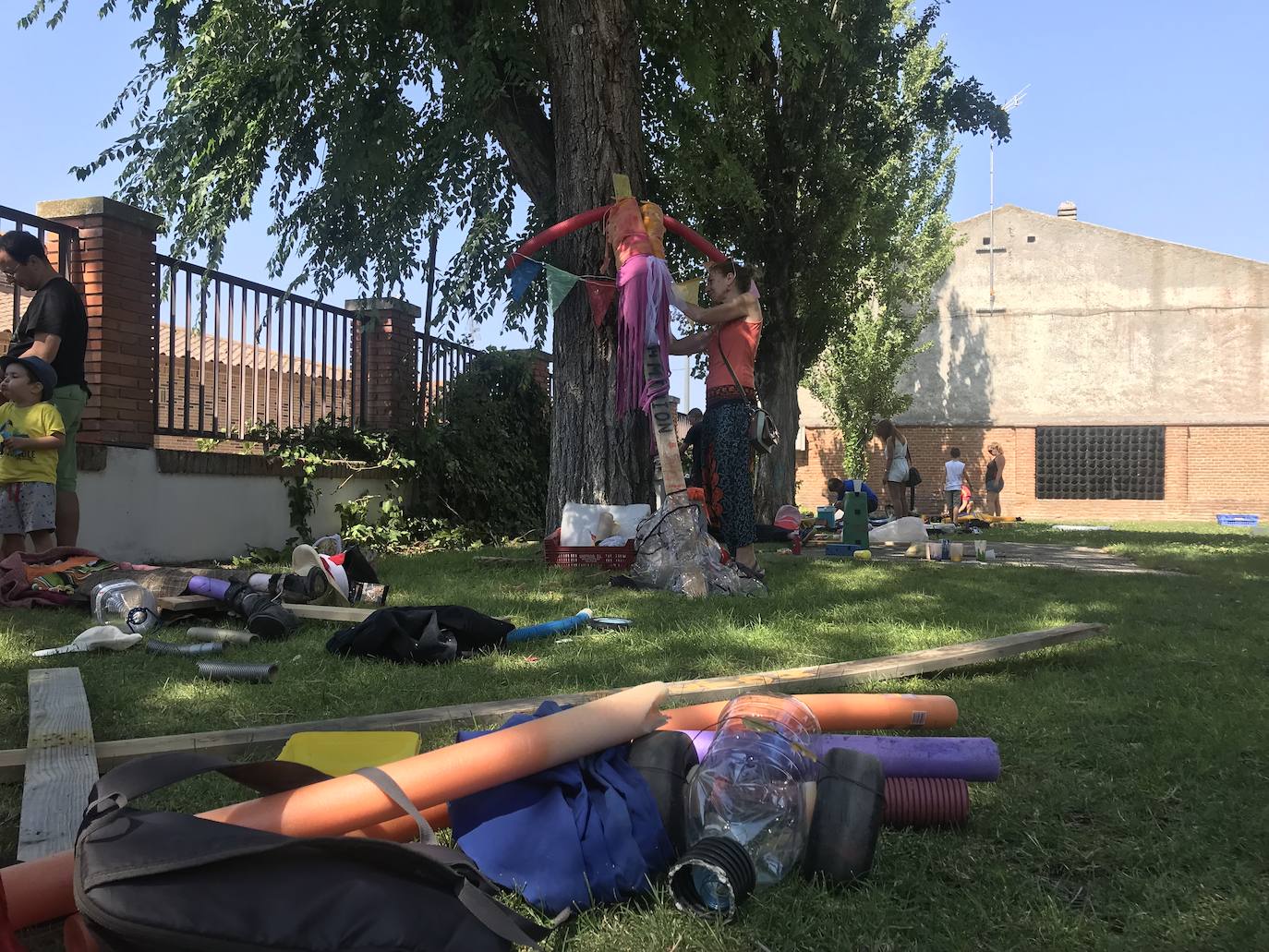 Más de 120 personas se dan cita en el albergue municipal de Serrada para dar vida a medio centenar de espántajaros que mantengan viva una de las principales leyendas de la localidad.