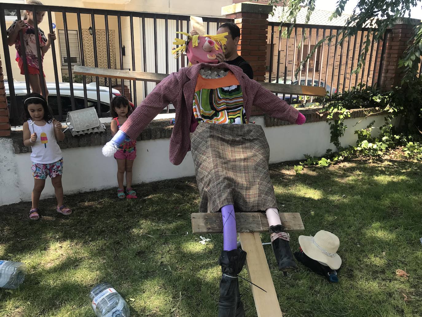 Más de 120 personas se dan cita en el albergue municipal de Serrada para dar vida a medio centenar de espántajaros que mantengan viva una de las principales leyendas de la localidad.