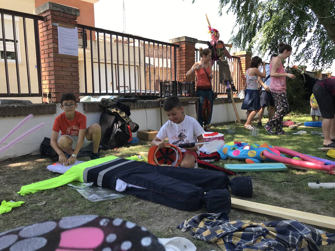 Más de 120 personas se dan cita en el albergue municipal de Serrada para dar vida a medio centenar de espántajaros que mantengan viva una de las principales leyendas de la localidad.
